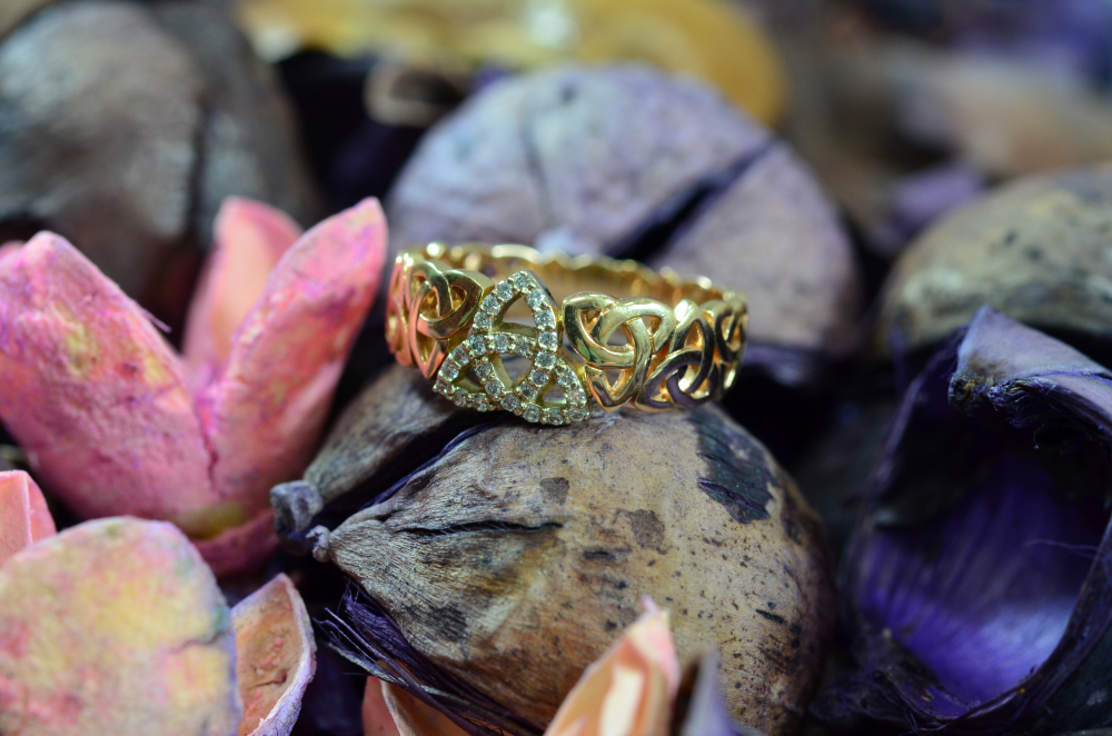 Обручальное кольцо из красного золота в форме трилистника с россыпью мелких бриллиантов