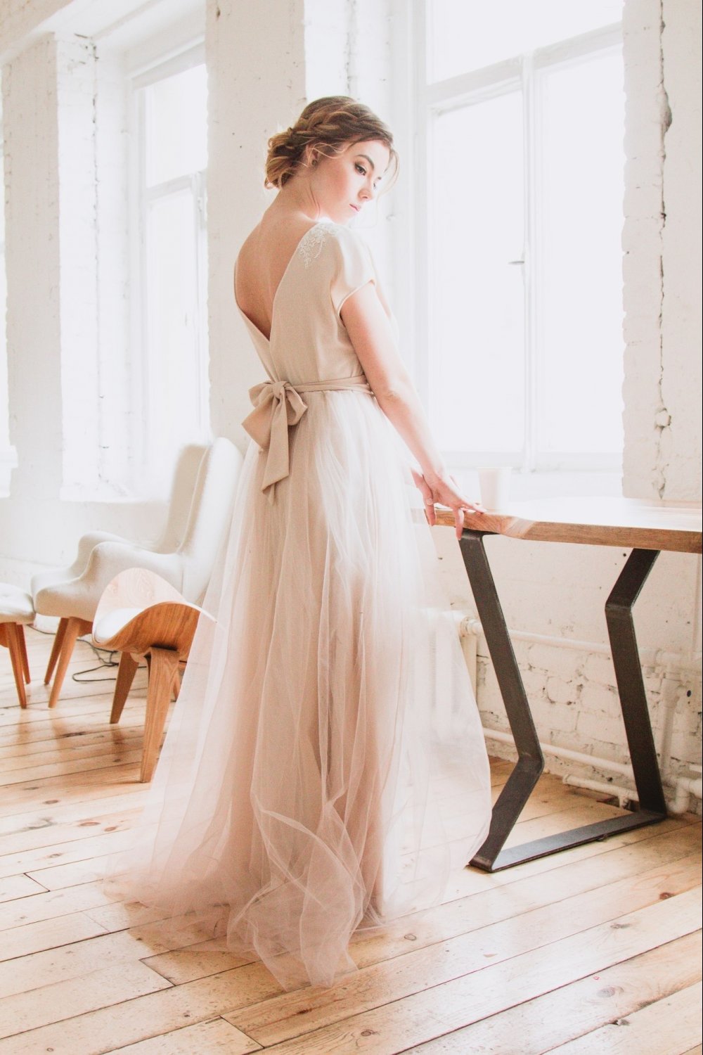 Платье невесты в бежевом цвете с открытой спиной и воздушной юбкой