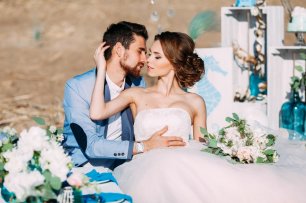 Фотосессия жениха и невесты в голубых тонах