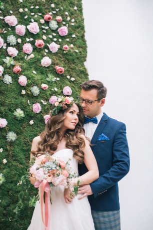Цветочная фотозона для фотосессии жениха и невесты