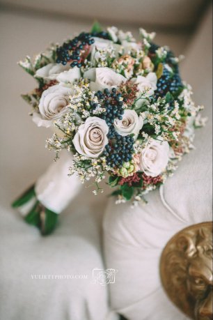 Чудесный зимний свадебный букет с розами