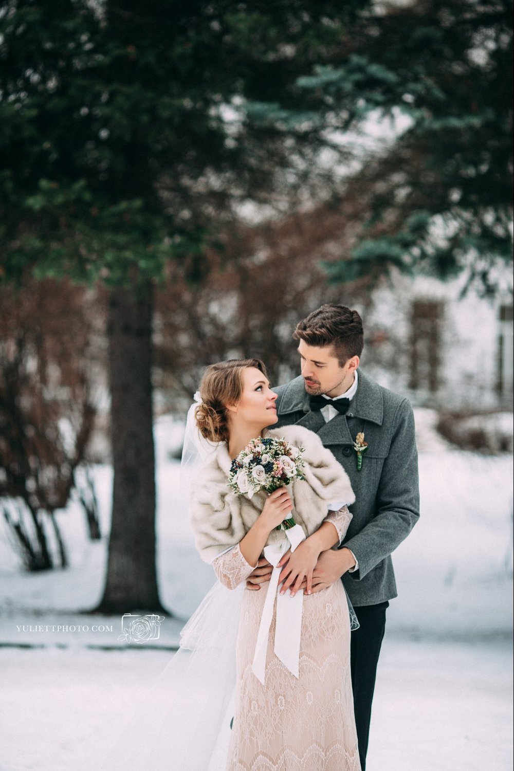 Зимнее свадебное фото жениха и невесты