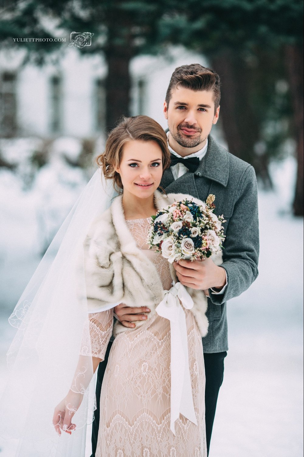 Зимняя свадебная фотосессия. Жених с невестой