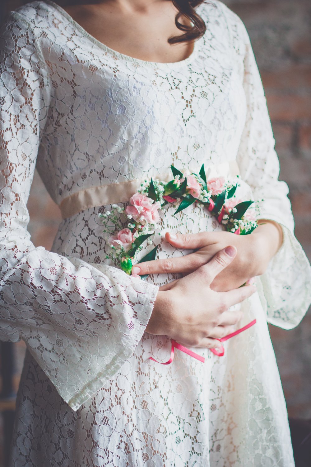 Платье невесты с длинными расклешенными рукавами