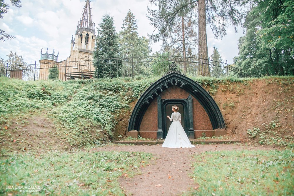 Фотосессия невесты в сказочном замке