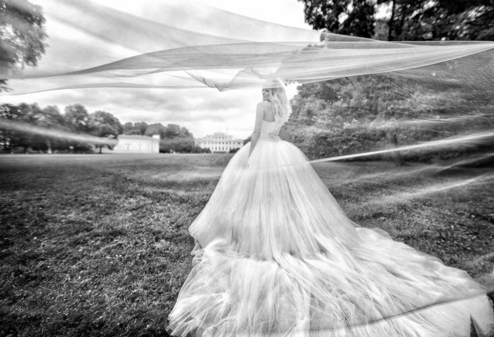 Свадьба, прогулка, невеста, пышное платье, фата, ветер
