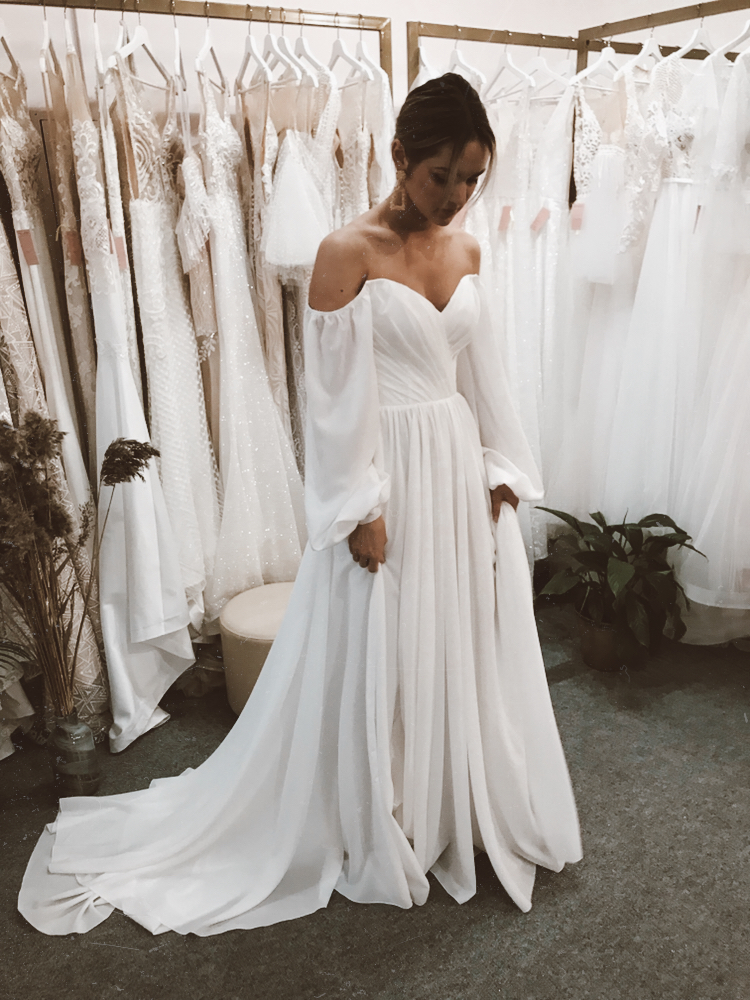 Нежное свадебное платье с объемными рукавами