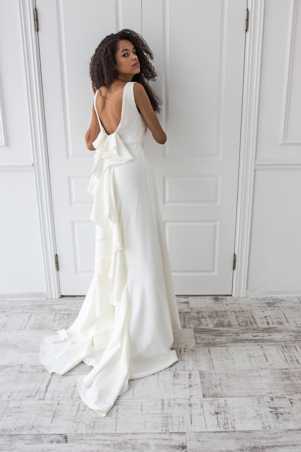 Свадебное платье с открытой спинкой