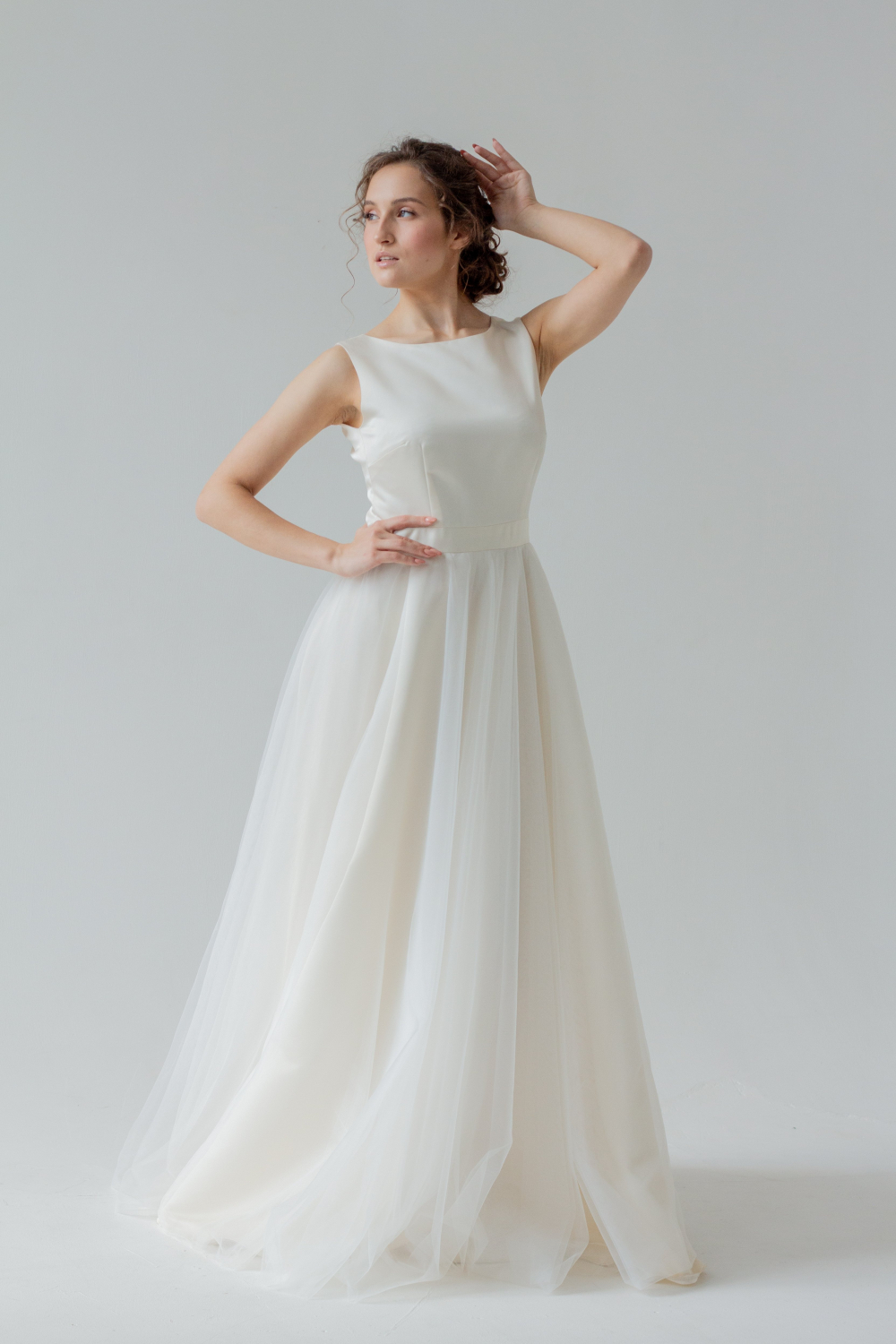 Красивого молочного оттенка  свадебное платье "Анна", с красивой спиной.
Размер 44.
