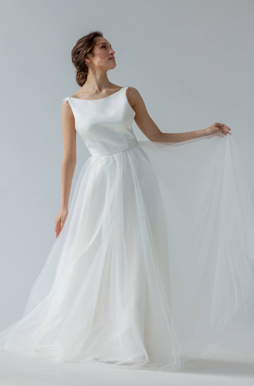 Свадебное воздушное платье оттенка Айвори с открытой спинкой. Воздушная фатиновая юбка струится, как облако. Лаконичный крой и легкость в образе невесты. Размер 42-44.