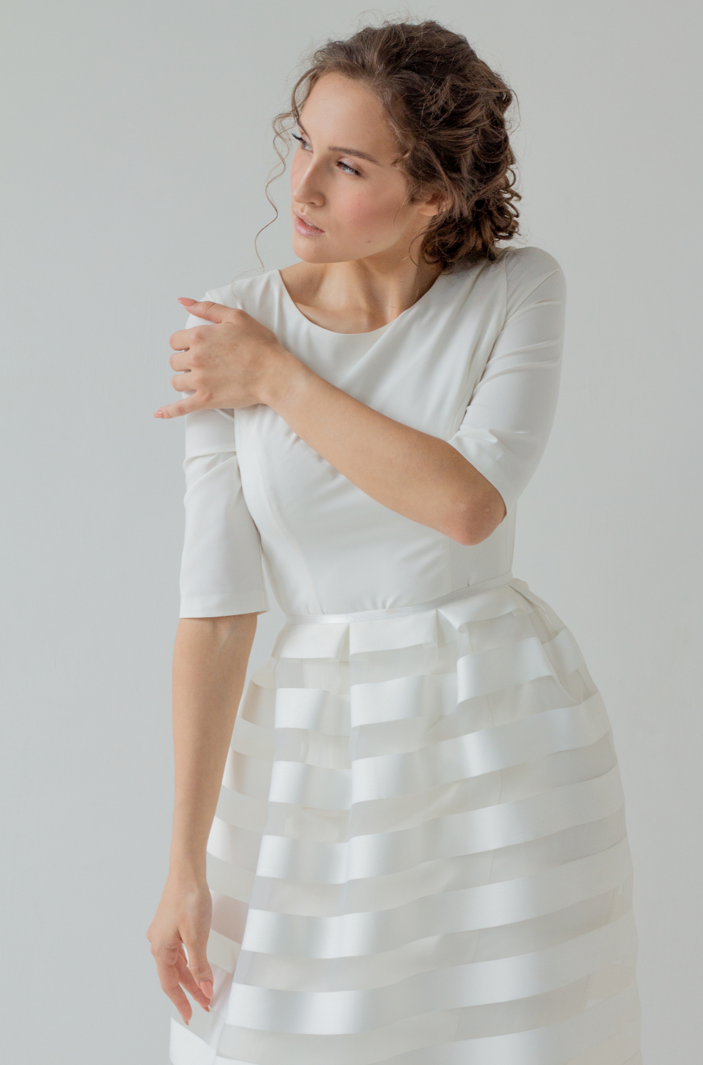Свадебное платье - футляр со съемной, полосатой юбкой, с рукавом 3/4. Дизайнерский и стильный образ. Размер 42.