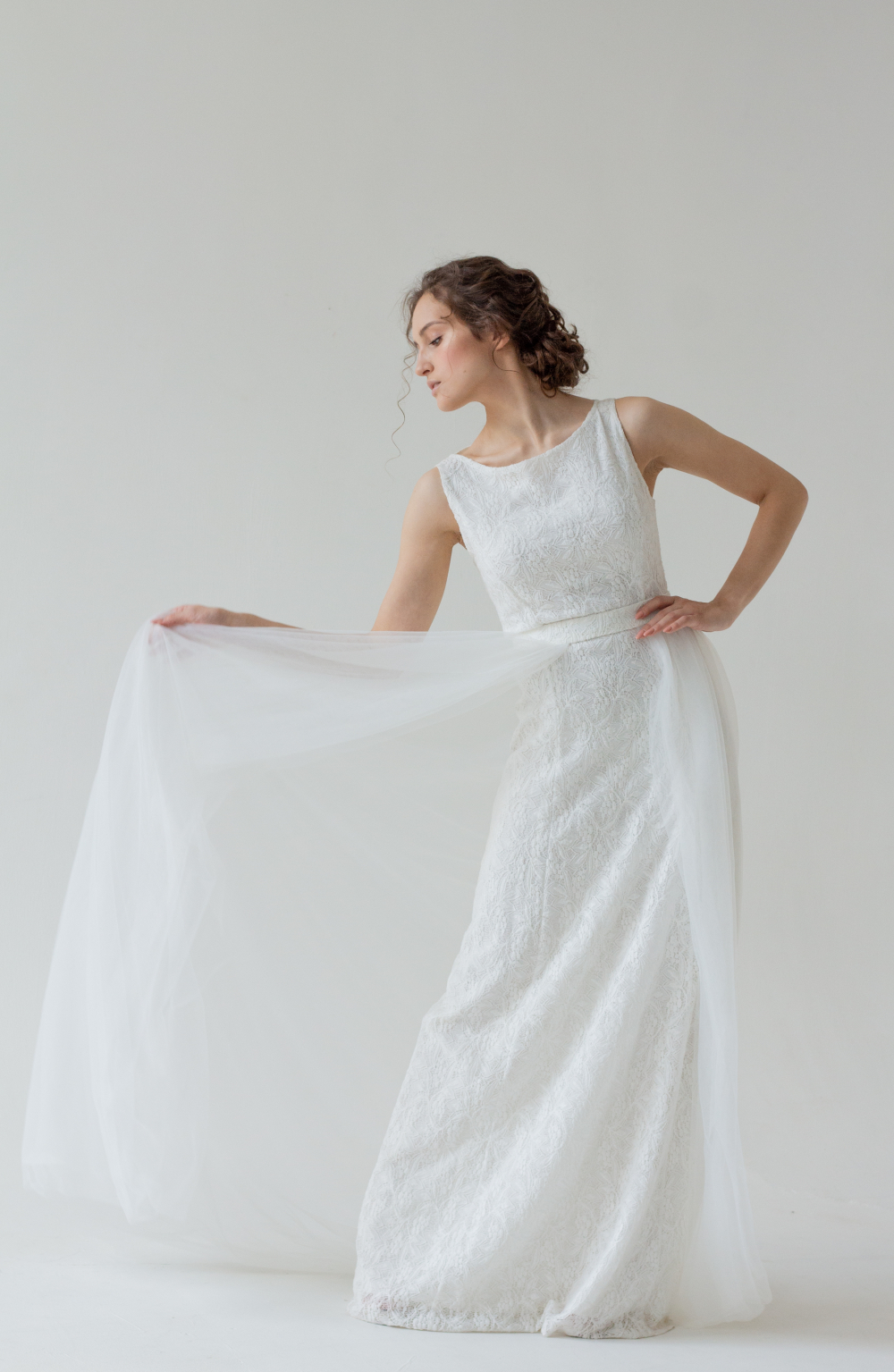 Кружевное, силуэтное свадебное платье молочного оттенка со съемной юбкой из фатина. Подчеркивает фигуру. Фактурное, цветочное кружево украшает платье. Размер 42-44.