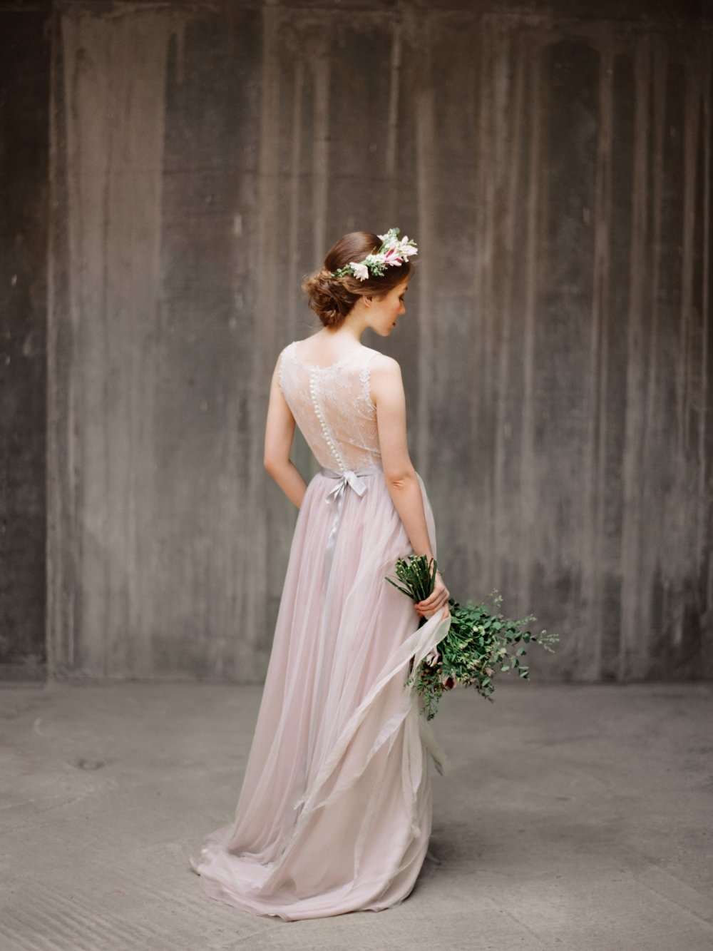 Платье невесты с кружевной спиной