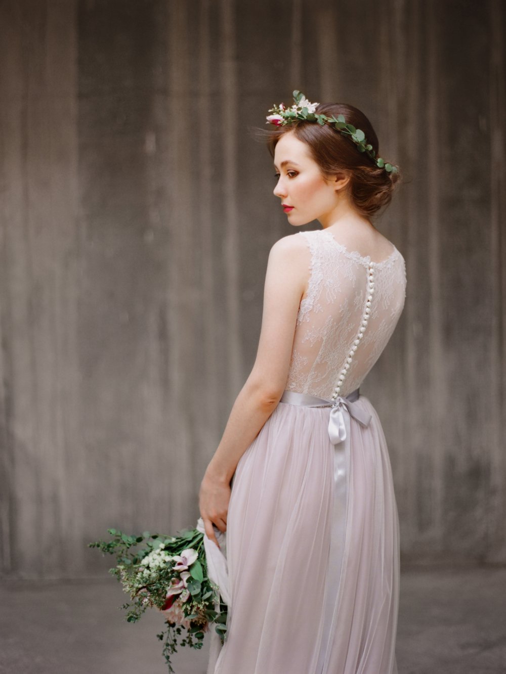 Свадебное платье с фатиновой юбкой в фиолетовом оттенке