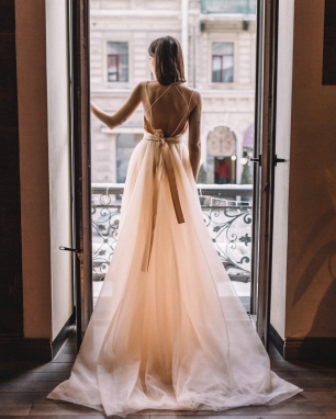 Персиковое свадебное платье с открытой спиной