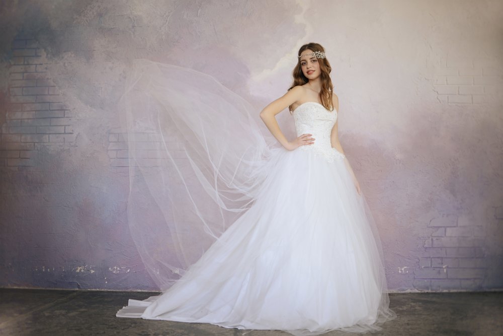 Пышное свадебное платье Синдерелла с юбкой из мягкого фатина и сказочным корсетом, покрытым кружевом и расшитым бисером.