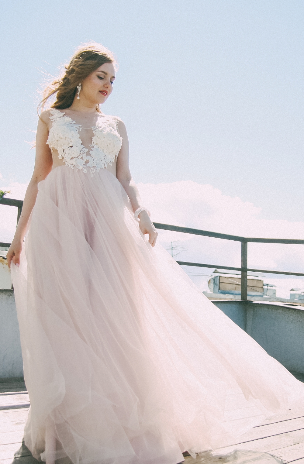 Платье с обсаженным верхом, декорированное 3д кружевом - идеальный вариант для летней свадьбы!