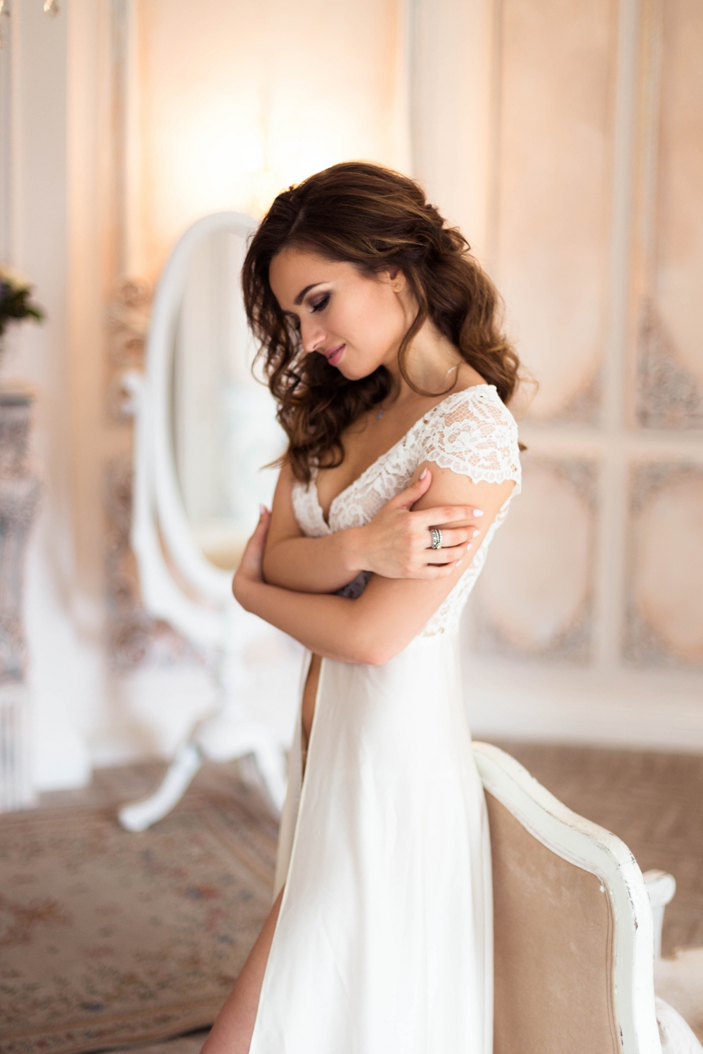 Классическое будуарное платье под названием "Лонда", которое идеально подойдет для фотосессии "утро невесты". Верх платья выполнен из кружева, а низ - из тонкого мягкого шелка. 