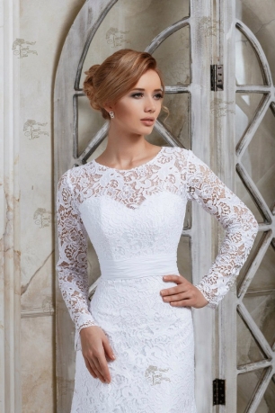 Свадебное платье с рукавами и кружевом, приталенное
