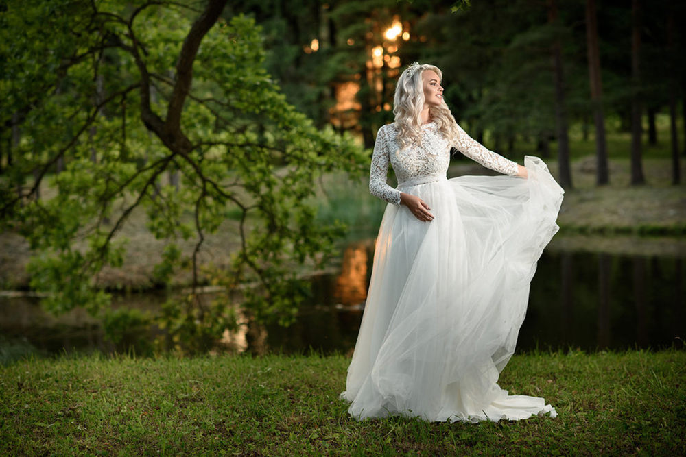 Классическое платье Margaret прямого силуэта с завышенной талией, V-образным вырезом на спинке и кружевным верхом с длинным рукавом. Идеальный вариант для осенних свадеб и невест в положении!
