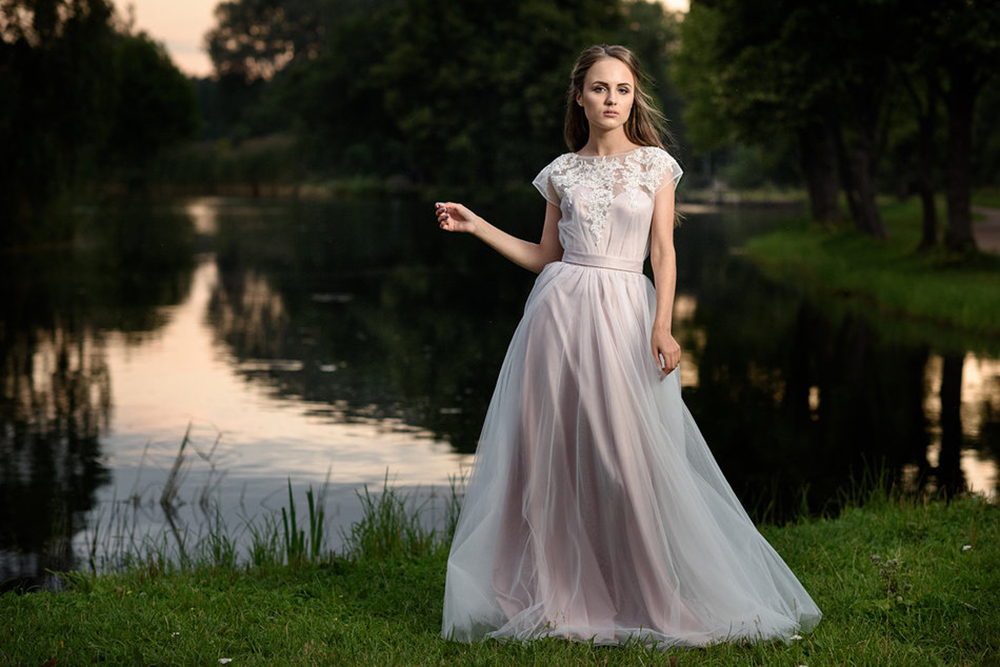 Романтичное воздушное платье пудрового цвета с декорированным верхом.