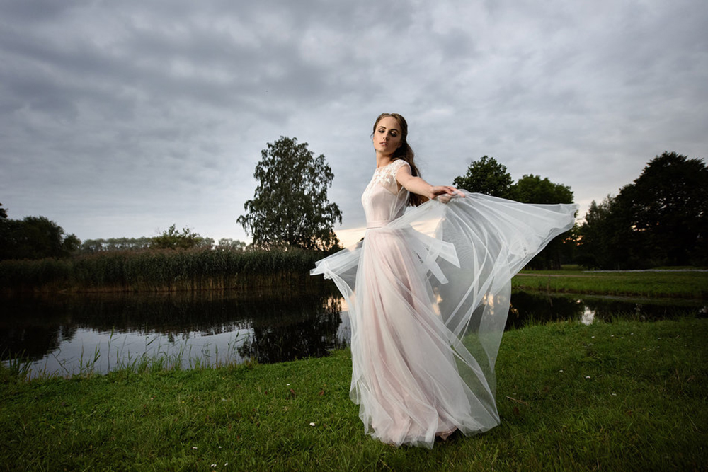 Романтичное воздушное платье пудрового цвета с декорированным верхом.