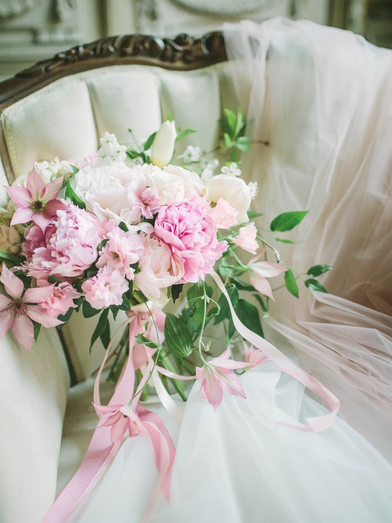 Розовый букет невесты и фата