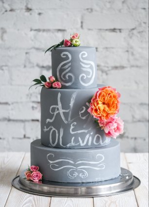 Свежая идея свадебного торта с меловыми надписями приведет к успеху и популярности десерта на Вашем празднике