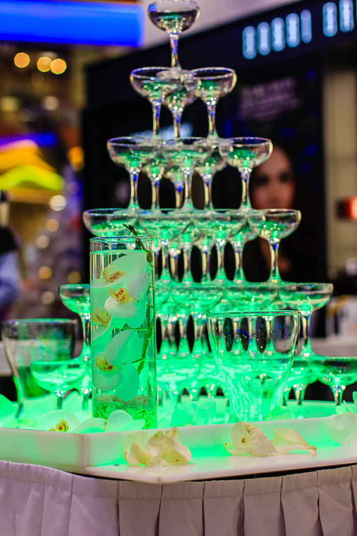 Горка из французских бокалов "Шале" на светящемся столе от выездного бара "Bardo" — незабываемая изюминка торжества!