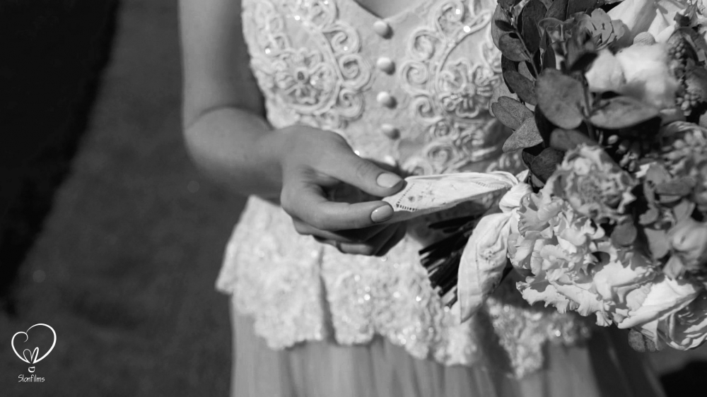 На букете невесты повязан старинный платок,который передают из поколения в поколение.