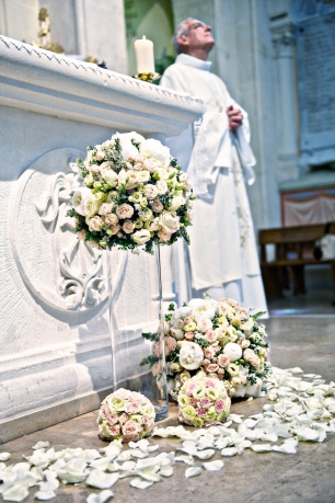 Шары из роз и пионов — роскошное решение для украшения церкви или места церемонии