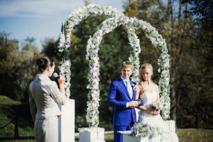 Белоснежные свадебные арки в декоре свадебной регистрации