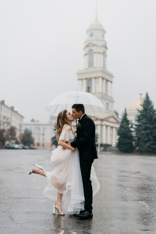 Дождь в день свадьбы - это не страшный кошмар. Ненастная погода может стать одним из особенных и запоминающихся моментов вашего дня.