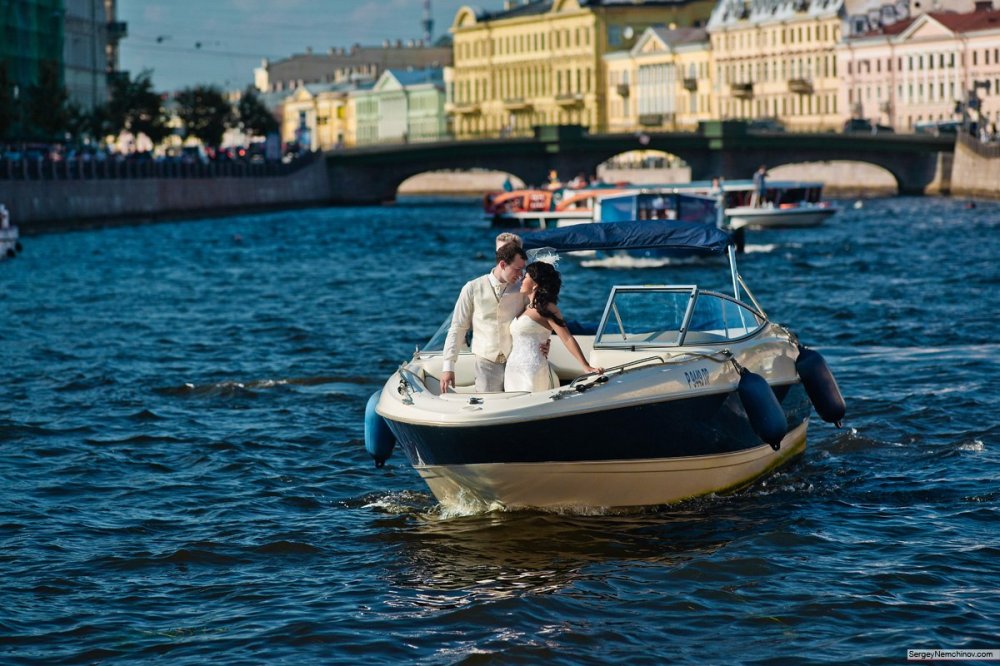 Организация романтической прогулке на катере для молодоженов по рекам и каналам в Санкт-Петербурге 