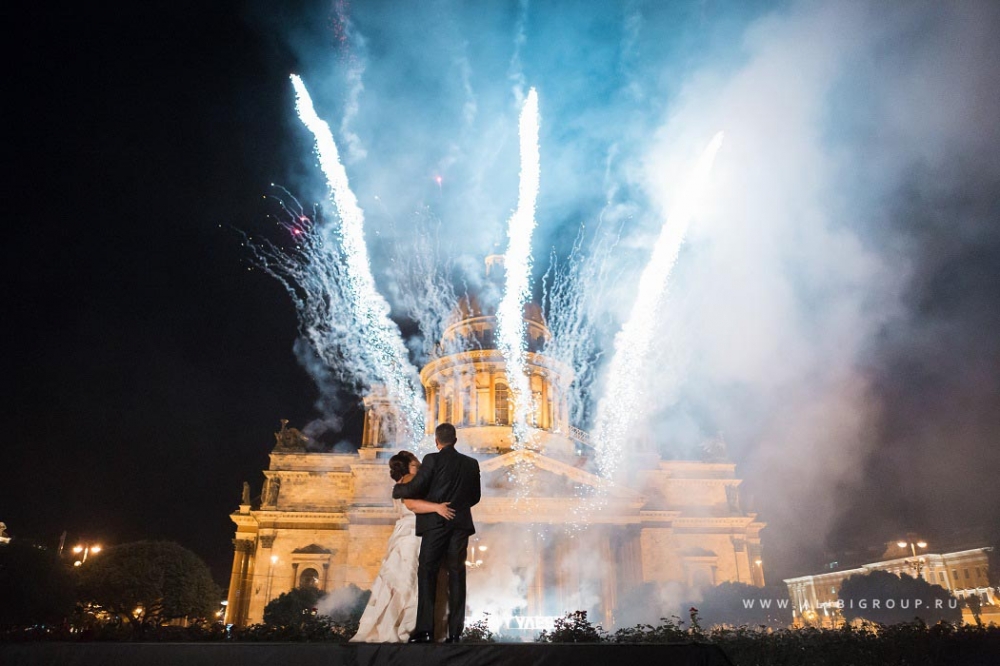 Невероятный свадебный танец на фоне торжественного Исаакиевского собора
