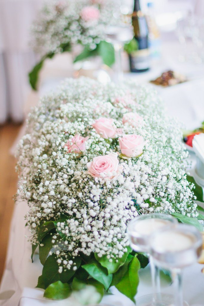 Розы в декоре свадебного стола