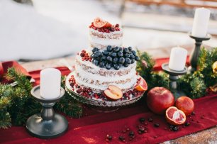 Зимний торт с ягодами и фруктами, украшенный веточками еловой зелени