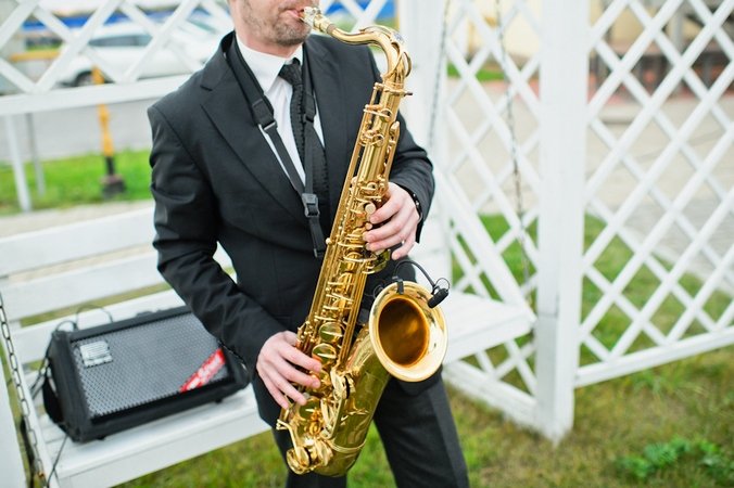Саксофонист на свадьбе