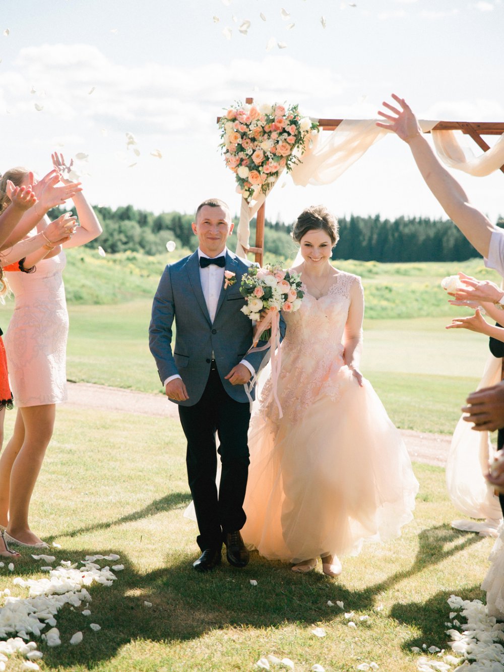 Персиковая свадьба и платье невесты в тон