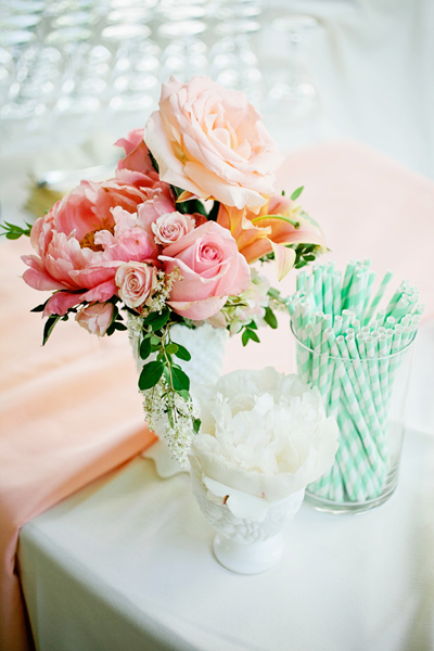 Цветы в декоре свадьбы, трубочки для напитков в мятных цветах