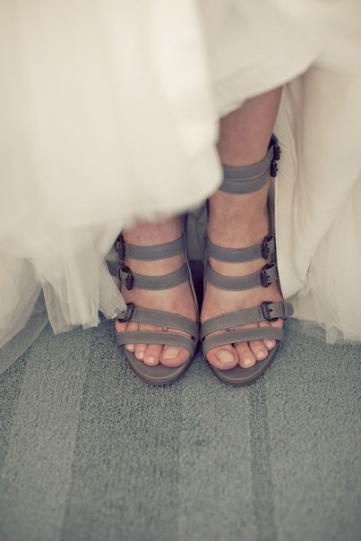 Туфли невесты с ремешками