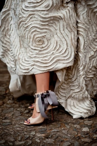Туфли невесты с широкой лентой