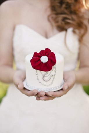Мини-торт в руках невесты