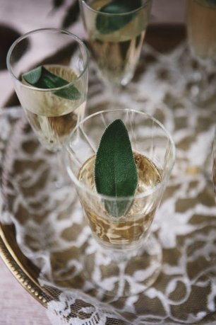 Напитки с листьями в декоре
