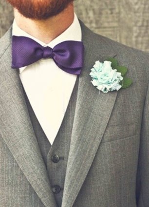 Костюм жениха с галстуком-бабочкой и бутоньеркой из цветка