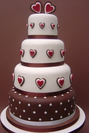 Свадебный торт, украшенный сердцами